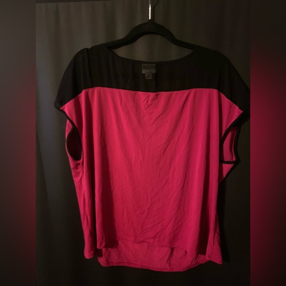 Woman's Blouse Size 3x Short Sleeve Fuchsia and Black Colorblock - Picture 3 of 3